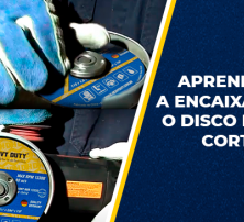 Como colocar o disco de corte na máquina?