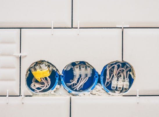 Como fazer furos perfeitos em azulejos com serra copo