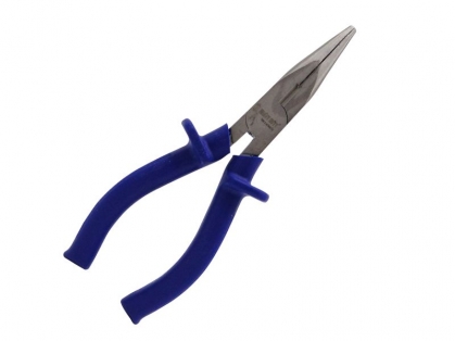 <h3>Características</h3>
<ul>
<li>Material: Fabricado em aço cromo-vanádio (CR-V) de alta resistência, proporcionando durabilidade e desempenho superior.</li>
<li>Isolamento: Cabos isolados com revestimento em PVC, testados para suportar até 1000V, assegurando proteção ao usuário em trabalhos elétricos.</li>
<li>Design do bico: Bico longo e fino, ideal para alcançar locais de difícil acesso e realizar trabalhos de precisão.</li>
<li>Corte preciso: Lâminas afiadas que permitem cortes limpos e precisos em fios e cabos.</li>
<li>Ergonomia: Cabos anatômicos que proporcionam conforto e firmeza durante o uso, reduzindo a fadiga.</li>
</ul>
<h3>Aplicações</h3>
<ul>
<li>Instalações elétricas: Aperto, ajuste e corte de fios e componentes em painéis e circuitos elétricos.</li>
<li>Manutenção eletrônica: Manipulação de componentes delicados e de pequeno porte.</li>
<li>Trabalhos de precisão: Ideal para artesanato, modelismo e outras atividades que requerem manuseio preciso.</li>
</ul>
<h3>Restrições de Uso</h3>
<ul>
<li>Uso inadequado: Não utilize o alicate como martelo ou alavanca para evitar danos à ferramenta e riscos ao usuário.</li>
<li>Sobrecarga: Evite cortar materiais além da capacidade especificada para não comprometer a eficiência do corte.</li>
</ul>
<h3>Segurança e Manuseio</h3>
<ul>
<li>Equipamentos de Proteção Individual (EPI): Utilize sempre luvas e óculos de proteção ao manusear o alicate, especialmente em ambientes energizados.</li>
<li>Inspeção prévia: Antes do uso, verifique se o isolamento dos cabos está intacto e se o alicate não apresenta deformações ou desgastes.</li>
<li>Armazenamento: Guarde a ferramenta em local seco e protegido de umidade e agentes corrosivos para garantir sua longevidade.</li>
</ul>