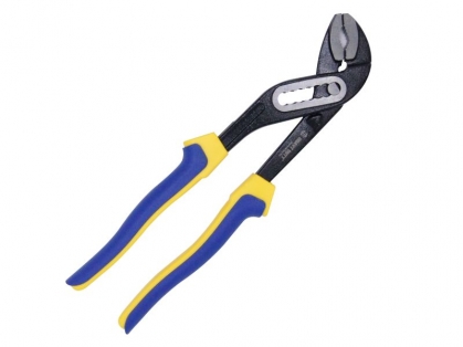 <h3>Características</h3>
<ul>
<li>Material: Fabricado em aço de alta resistência, proporcionando durabilidade e desempenho superior.</li>
<li>Acabamento: Superfície tratada para resistência à corrosão, assegurando uma vida útil prolongada da ferramenta.</li>
<li>Mandíbulas Ajustáveis: Possui múltiplas posições de ajuste que permitem o encaixe preciso em diferentes diâmetros de objetos.</li>
<li>Design Ergonômico: Cabo com revestimento antiderrapante que oferece conforto e segurança durante o uso, reduzindo a fadiga do operador.</li>
<li>Versatilidade: Adequado para segurar, apertar e torcer tubos, porcas e outras peças em variados formatos.</li>
</ul>
<h3>Aplicações</h3>
<ul>
<li>Encanamento: Instalação e manutenção de sistemas hidráulicos, facilitando o manuseio de tubulações e conexões.</li>
<li>Manutenção Industrial: Ajustes e reparos em equipamentos e máquinas que requerem firmeza e precisão.</li>
<li>Automotivo: Auxilia em serviços mecânicos que envolvem componentes de diferentes tamanhos e formatos.</li>
<li>Uso Geral: Ideal para tarefas domésticas e profissionais que demandam uma ferramenta confiável e multifuncional.</li>
</ul>
<h3>Restrições de Uso</h3>
<ul>
<li>Uso Inadequado: Não utilize o alicate como martelo ou alavanca para evitar danos à ferramenta e possíveis acidentes.</li>
<li>Sobrecarga: Evite aplicar força excessiva além da capacidade nominal do alicate, prevenindo deformações ou quebras.</li>
</ul>
<h3>Segurança e Manuseio</h3>
<ul>
<li>Equipamentos de Proteção Individual (EPI): Utilize sempre luvas e óculos de proteção ao manusear o alicate, especialmente em ambientes industriais ou ao trabalhar com materiais potencialmente perigosos.</li>
<li>Inspeção Prévia: Antes do uso, verifique se o alicate está em boas condições, sem sinais de desgaste, trincas ou danos que possam comprometer sua funcionalidade e segurança.</li>
<li>Armazenamento: Após o uso, limpe a ferramenta e armazene-a em local seco e arejado, protegida de umidade e substâncias corrosivas, garantindo sua durabilidade e desempenho a longo prazo.</li>
</ul>