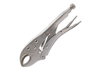 <h3>Caracter&iacute;sticas</h3>
<ul>
<li>Material: Fabricado em a&ccedil;o de alta resist&ecirc;ncia, garantindo durabilidade e longa vida &uacute;til.</li>
<li>Acabamento: Superf&iacute;cie niquelada que proporciona resist&ecirc;ncia &agrave; corros&atilde;o e ao desgaste.</li>
<li>Mand&iacute;bulas: Mordentes curvos com ranhuras anguladas, assegurando maior ader&ecirc;ncia e press&atilde;o uniforme em superf&iacute;cies planas e arredondadas.</li>
<li>Ajuste Preciso: Parafuso de ajuste que permite regular a abertura das mand&iacute;bulas conforme o tamanho do objeto a ser trabalhado.</li>
<li>Sistema de Libera&ccedil;&atilde;o R&aacute;pida: Alavanca que facilita o destravamento seguro e &aacute;gil da ferramenta ap&oacute;s o uso.</li>
</ul>
<h3>Aplica&ccedil;&otilde;es</h3>
<ul>
<li>Manuten&ccedil;&atilde;o Mec&acirc;nica e Industrial: Fixa&ccedil;&atilde;o de pe&ccedil;as durante processos de soldagem, corte ou montagem.</li>
<li>Reparos Automotivos: Segurar componentes em posi&ccedil;&otilde;es espec&iacute;ficas para ajustes ou substitui&ccedil;&otilde;es.</li>
<li>Trabalhos em Tubula&ccedil;&otilde;es: Aperto e desaperto de tubos e conex&otilde;es, especialmente em locais de dif&iacute;cil acesso.</li>
</ul>
<h3>Restri&ccedil;&otilde;es de Uso</h3>
<ul>
<li>Uso Inadequado: N&atilde;o utilize o alicate como martelo ou alavanca para evitar danos &agrave; ferramenta e riscos ao usu&aacute;rio.</li>
<li>Sobrecarga: Evite aplicar for&ccedil;a excessiva al&eacute;m da capacidade nominal do alicate, prevenindo deforma&ccedil;&otilde;es ou quebras.</li>
</ul>
<h3>Seguran&ccedil;a e Manuseio</h3>
<ul>
<li>Equipamentos de Prote&ccedil;&atilde;o Individual (EPI): Utilize sempre luvas e &oacute;culos de prote&ccedil;&atilde;o ao manusear o alicate, especialmente em ambientes industriais.</li>
<li>Inspe&ccedil;&atilde;o Pr&eacute;via: Antes do uso, verifique se o alicate est&aacute; em boas condi&ccedil;&otilde;es, sem sinais de desgaste ou danos que possam comprometer sua funcionalidade.</li>
<li>Armazenamento: Guarde a ferramenta em local seco e arejado, protegida de umidade e subst&acirc;ncias corrosivas, garantindo sua durabilidade.</li>
</ul>