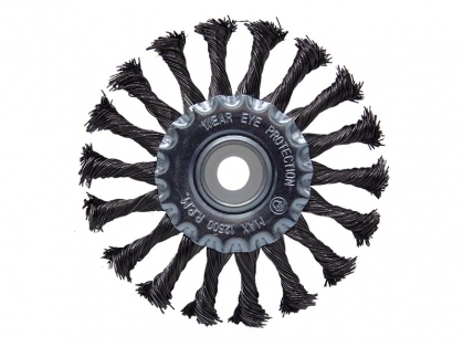 <h3>Características</h3>
<ul>
<li>Disponível em Aço: indicado para aço carbono e outras ligas metálicas</li>
<li>Perfeito para tarefas de limpeza e remoção de ferrugem, resíduos de solda, tintas e outros elementos da superfície</li>
<li>Indicado para ser utilizado em Furadeiras, Retíficas e Esmerilhadeiras Retas</li>
<li>As escovas circulares com furação acompanham pares de anéis de redução com diâmetros variáveis (ver tabela)</li>
</ul>
<p> </p>
<h3>Aplicações</h3>
<p><br />Ideal para remover rebarbas, ferrugem, pinturas de nível leve e outros resíduos</p>
<p> </p>
<h3>Modo de Usar</h3>
<ul>
<li>Realize o desbaste pressionando as pontas dos fios</li>
<li>Evite aplicar uma pressão excessiva na escova, pois isso pode ocasionar a curvatura dos fios, aumentando seu desgaste e levando à ruptura prematura</li>
<li>Caso necessite de um desgaste mais acentuado, recomendamos o seguinte:
<ul>
<li>Opte por uma escova mais agressiva (com fios mais grossos e trançados em vez de ondulados)</li>
<li>Escolha uma escova que permita uma rotação mais elevada</li>
</ul>
</li>
</ul>