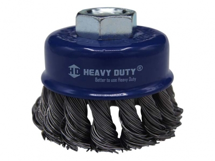 <h3>Características</h3>
<p>Escova de Aço: Indicada para uso em aço carbono e outros metais ferrosos</p>
<p> </p>
<h3>Aplicações</h3>
<ul>
<li>Higienização de superfícies planas</li>
<li>Eliminação de pinturas e oxidações</li>
<li>Remoção de carepas e respingos de solda</li>
<li>Retirada de incrustações</li>
<li>Desbaste de nível médio e pesado</li>
<li>Pode ser empregado em esmerilhadeiras com encaixe M14</li>
</ul>
<p> </p>
<h3>Modo de Usar</h3>
<ul>
<li>Ao utilizar a escova para realizar o desbaste ou a limpeza, é importante aplicar a pressão nas extremidades dos fios. Evite exercer uma pressão excessiva, pois isso pode curvar os fios, levando ao desgaste prematuro e à quebra dos mesmos, além de reduzir a vida útil da escova.</li>
<li>Caso seja necessário um desbaste mais agressivo, em vez de aumentar a pressão, opte por utilizar uma escova mais robusta, com fios mais espessos e/ou trançados. Também é possível escolher uma escova que permita uma rotação mais elevada.</li>
</ul>
<p> </p>
<h3>Importante</h3>
<p>Lembre-se de que os modelos em formato de copo devem ser utilizados com esmerilhadeira angular, com encaixe M14, para garantir um desempenho adequado e seguro.</p>