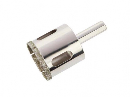 <h3>Características</h3>
<ul>
<li>Diâmetro de 4 a 75 mm</li>
<li>Altura de corte de 35 mm</li>
<li>Corpo em aço carbono com revestimento em níquel</li>
<li>Ponta diamantada com grão 80</li>
<li>Encaixe hexagonal de 10 mm</li>
</ul>
<p> </p>
<h3>Aplicações</h3>
<ul>
<li>Instalação de torneiras, registros, luminárias e acessórios em porcelanato e vidro</li>
<li>Perfuração de peças decorativas, artesanais e artísticas em porcelanato e vidro</li>
<li>Criação de furos para passagem de tubulações, cabos e fios em porcelanato e vidro</li>
</ul>
<p> </p>
<h3>Restrições</h3>
<ul>
<li>Não usar sem refrigeração adequada, como água ou óleo de corte</li>
<li>Não usar com pressão excessiva, deixando a serra trabalhar livremente</li>
<li>Não usar em furadeiras com impacto ou martelo</li>
</ul>